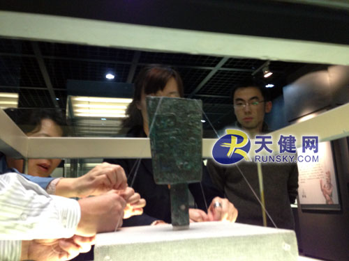 工作人员正在进行紧张地布展。文物摆放的位置、角度都很有讲究。