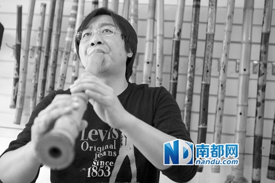 <p>&nbsp;&nbsp;&nbsp;&nbsp;&rarr;邹春生在他的工作坊内，吹奏尺八。南都记者霍健斌&nbsp;摄</p>