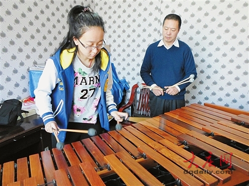 19岁女孩课余时间玩乐器 “玩进”新加坡国立大学