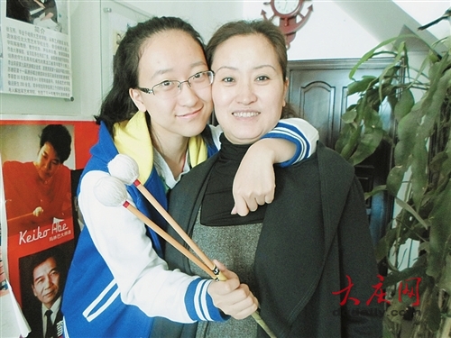 19岁女孩课余时间玩乐器 “玩进”新加坡国立大学