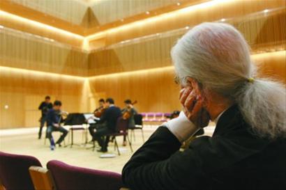 设计大师矶崎新坐在小音乐厅的一旁欣赏乐手排练。