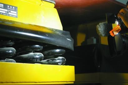 隔振器如弹簧般支撑音乐厅。