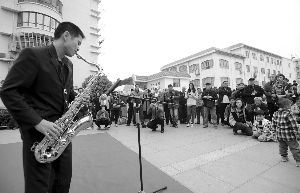 现场，萨克斯发烧友倾情演奏