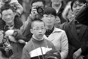 12岁的郑明域和妈妈特地赶来欣赏演奏