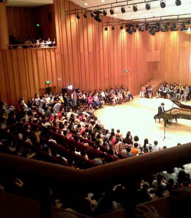 陈舒华的钢琴独奏会在艺术学院音乐厅上演