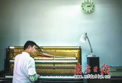 在客户家里，陈伟坚用耳朵仔细聆听琴音。