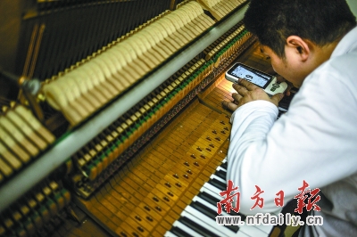 和其他盲人不一样，陈伟坚还有一丝极其微弱的视力，调完钢琴，有时需要借助放大器检查琴键的序号。