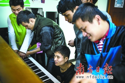 利用周末时间，陈伟坚教5名盲人学习钢琴调律。