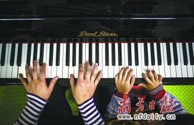 陈伟坚平日的工作是教自闭症儿童弹钢琴。