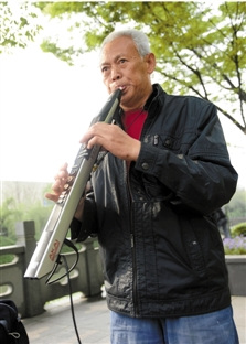 老伯自学十多种乐器千首曲子被称草根音乐家（图）