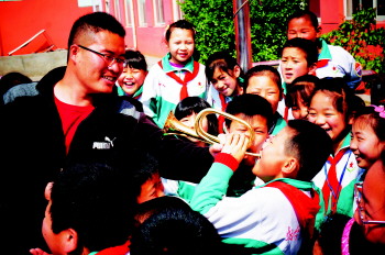 务农子女音乐课用上&ldquo;爱心&rdquo;乐器