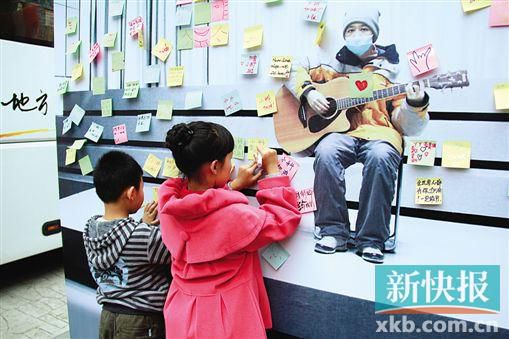 将乐器交到贫困孩子手中