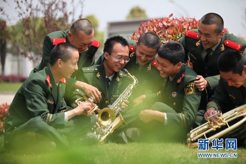 江苏镇江边检站为官兵开展乐器培训