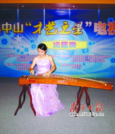 胡耘畅在演奏古筝。 王云 摄