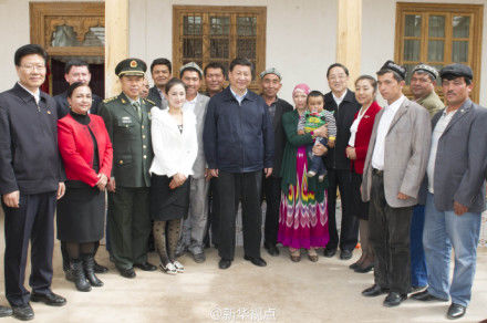 习近平走进维族村民家 民间艺人用传统乐器奏乐(图)