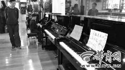 一家琴行钢琴租赁每月最低100元