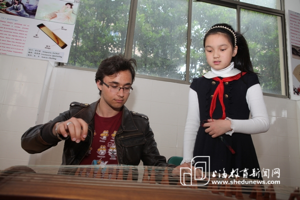 法国中学生来沪交流 写书法弹古筝
