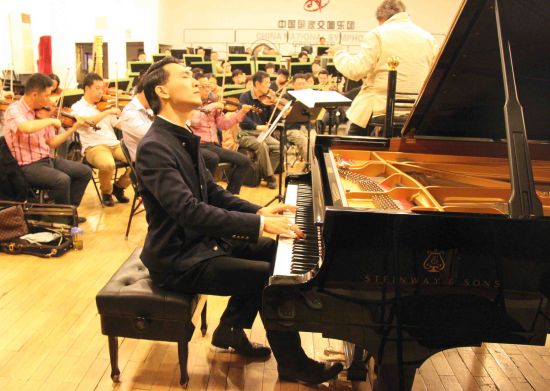 吴牧野与国交为庆祝中法建交50周年音乐会排练