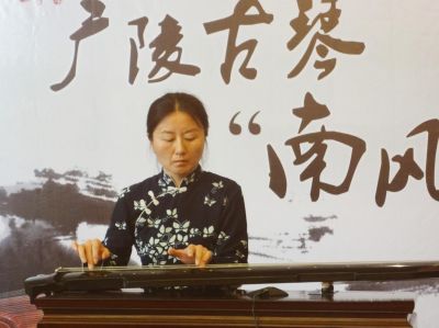 琴家樊继健应邀现场讲解古琴