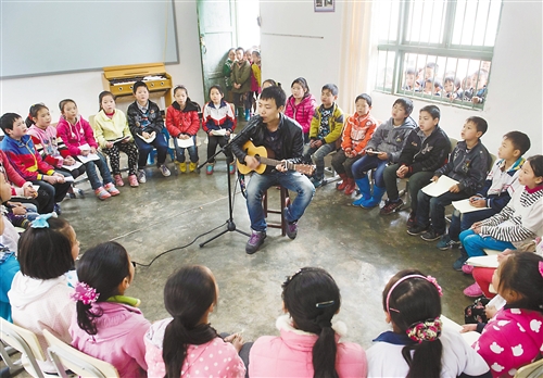 小伙放弃10万年薪 带着吉他到大山深处去支教