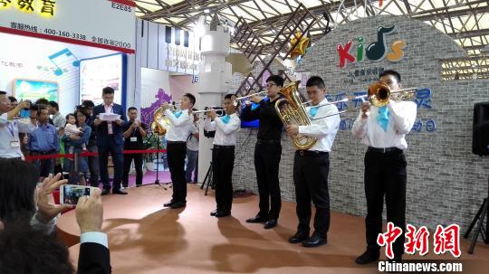 “星星的孩子”上海国际乐器展登台展才艺
