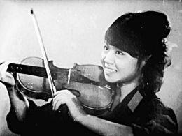 我们一个暑期最多可以糊5万个火柴盒，能领20块钱。母亲到供销社扯了绿色的纯棉布，给我做了一身合体的绿军装。高兴之余，我赶紧拿起心爱的小提琴拉了一曲《我爱北京天安门》，并让表哥给我拍照留影。