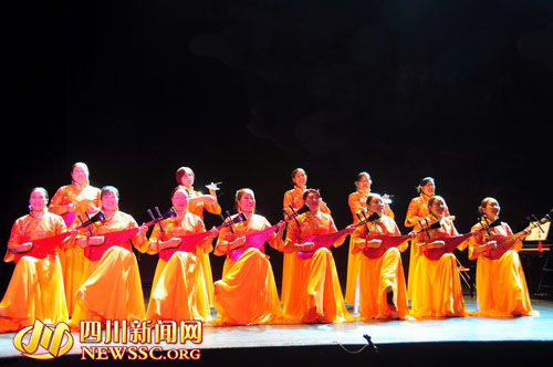 九寨沟县民间艺人正在利用本土乐器弹唱国家级非物质文化遗产南坪曲子.