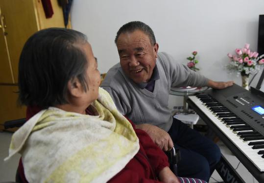 六旬农村老人学乐器照顾瘫痪妻子