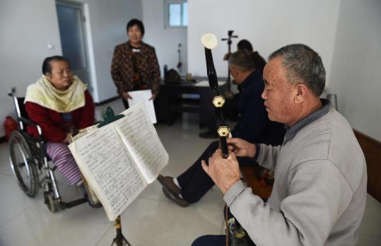 六旬农村老人学乐器照顾瘫痪妻子