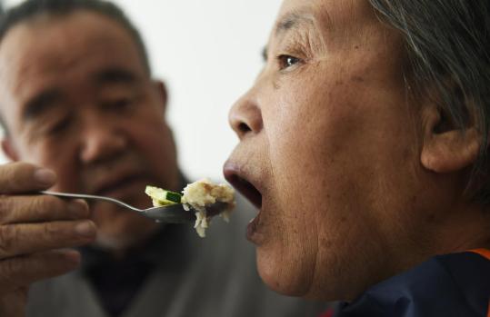 六旬农村老人学乐器照顾瘫痪妻子