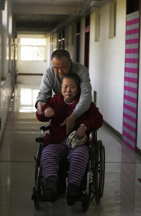 六旬农村老人学乐器照顾瘫痪妻子