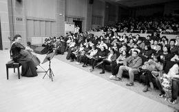 山西师范大学音乐厅内上演首场大提琴独奏音乐会(图)