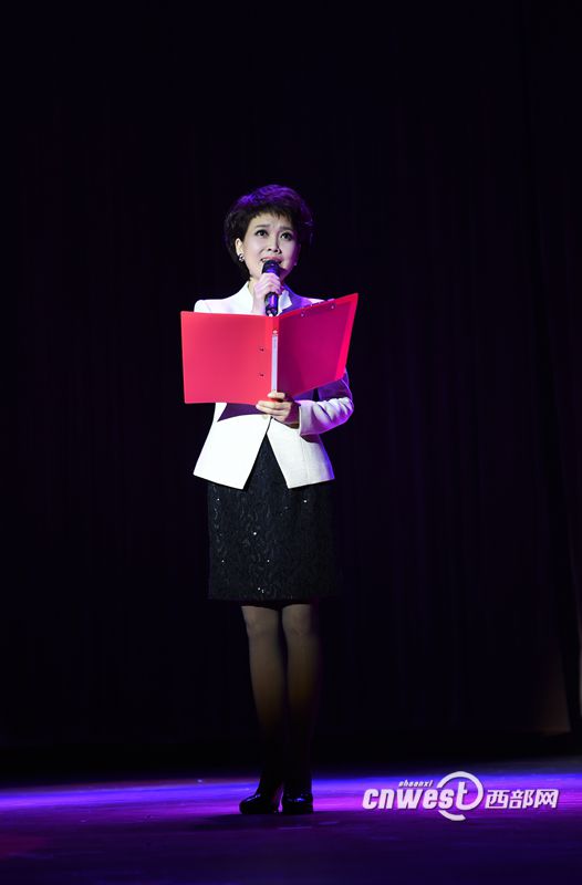 著名主持人杨芳朗诵泰戈尔的《世界上最遥远的距离》，诗歌以简练和精致的文字折射出深刻的人生哲理。