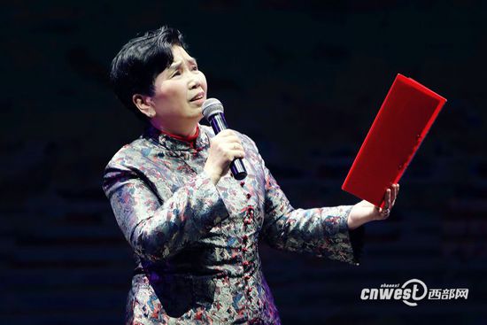 “岁月的沧桑将她压成了一张弓，她依然用干瘪的乳房养育着我们的村庄。”海茵动情朗诵《大娘》。