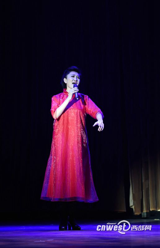 青年歌手王红梅以高亢的嗓音精彩演唱了歌曲《黄河源头》。