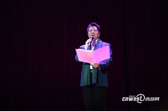 严一宁朗诵《致橡树》，“我如果爱你——绝不像攀援的凌霄花，借你的高枝炫耀自己”