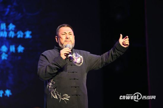 在电视剧《三国演义》中饰演关羽的著名演员陆树铭登台表演，把整场朗诵音乐会推向高潮。