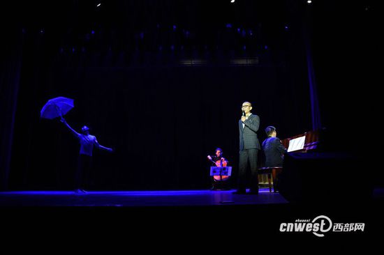 《永远的蝴蝶》是台湾著名作家陈启佑先生的一篇小小说作品，情节很简单，写的是一个凄美的爱情故事。在一个雨天，“我”的恋人樱子自愿帮“我”到马路对面去寄信。随着一阵拔尖的刹车声，樱子年轻的生命消逝了。就是这样一个简单至极的故事，却因其巧妙而高超的表现艺术，深深地拨动了每一个读者的心弦。