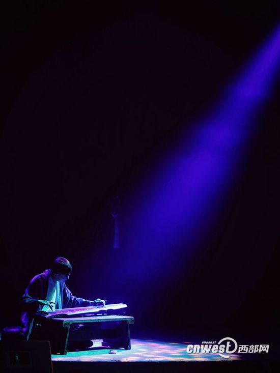 演奏家王伟将古琴演奏和诗歌朗诵完美的结合在一起。