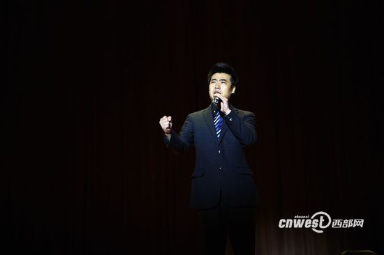 青年歌手李一村深情演唱《向天再借五百年》，将音乐艺术与文学朗诵完美结合。