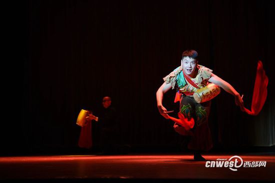 陕北籍著名作家刘成章的《安塞腰鼓》是一曲陕北人的生命、活力的火烈赞歌，是一首黄土高原沉寂厚重内涵诗性礼赞，透过传统乐舞的表演的独特魅力，歌颂人的生命力量。