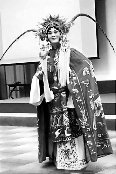 青年演员朱旭光表演经典豫剧《穆桂英挂帅》。