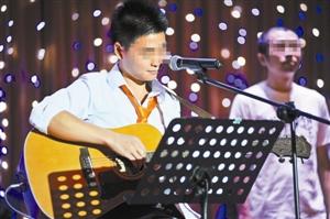 18岁少年坐牢6年炼成长笛十级 成原创歌手