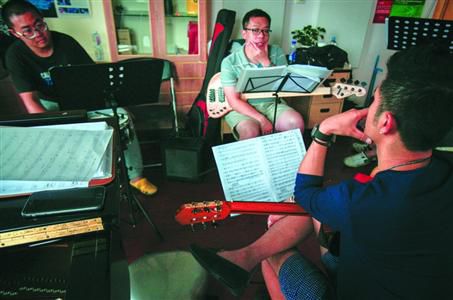 驾驶与偶遇是兴趣，吉他演奏是专业 人生不需要解释