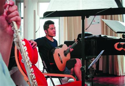 驾驶与偶遇是兴趣，吉他演奏是专业 人生不需要解释