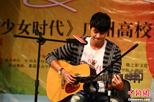 李玉玺拿吉他弹唱与高校学生比赛掰馍落败（图）