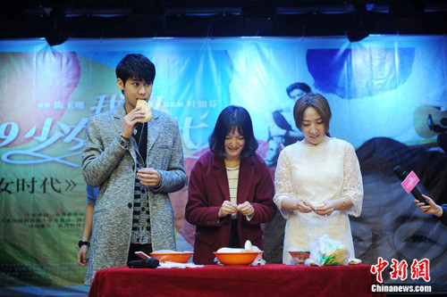 李玉玺吉他弹唱 与高校学生比赛掰馍落败