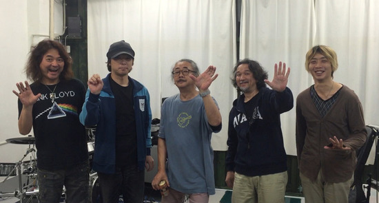 植松伸夫与乐队。