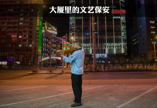 文艺气息爆棚！火速围观那位拉小提琴的保安大叔