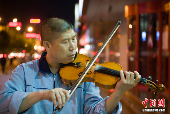 文艺气息爆棚！火速围观那位拉小提琴的保安大叔